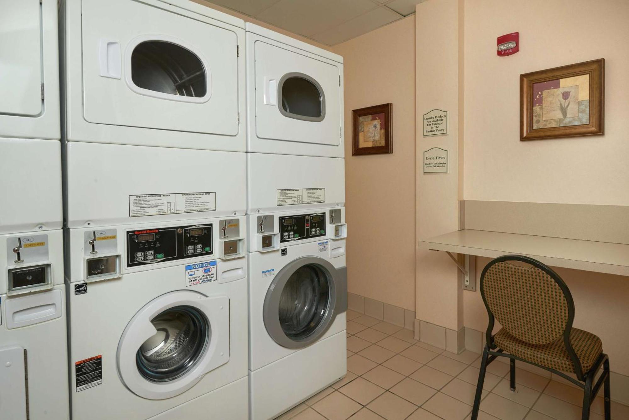 Hilton Garden Inn Newport News Kültér fotó
